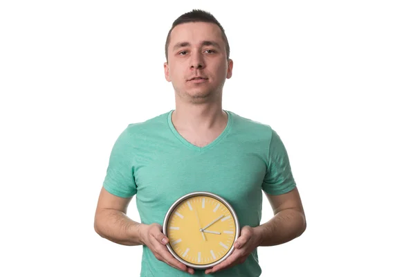 Homem segurando um relógio sobre fundo branco — Fotografia de Stock