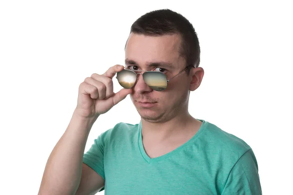 Homme portant des lunettes de soleil à la mode sur fond blanc isolé — Photo