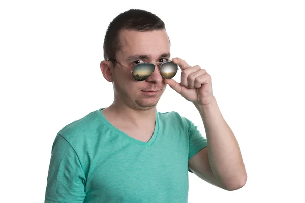 Mann mit modischer Sonnenbrille auf isoliertem weißem Hintergrund — Stockfoto