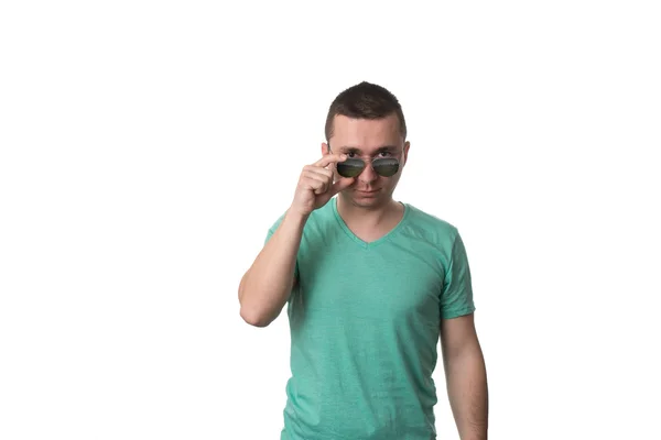 Uomo che indossa occhiali da sole alla moda su sfondo bianco isolato — Foto Stock