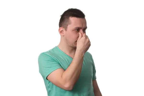 Человек, трогающий свой нос и испытывающий неприятную боль — стоковое фото