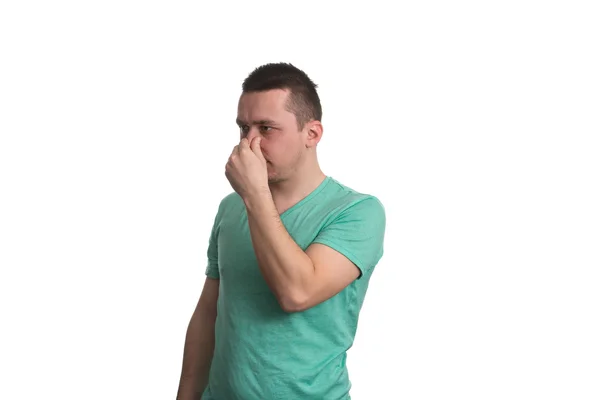 Человек, трогающий свой нос и испытывающий неприятную боль — стоковое фото