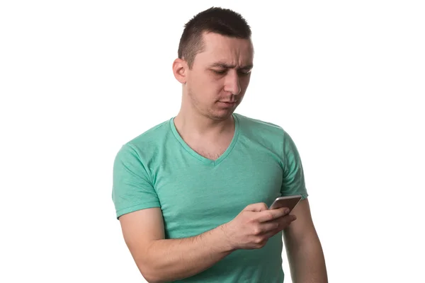 Junger Mann schreibt SMS auf seinem Smartphone — Stockfoto