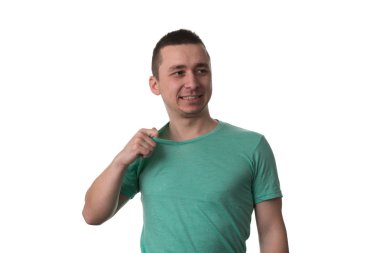 Adam gömleğinin yakasını çıkarıyor.