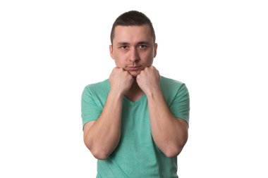 # Adam mutlu görünüyor elleri ağıza yakın katlanmış #