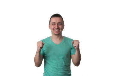 Genç adam beyaz arka plan üzerinde izole zaferini kutluyor