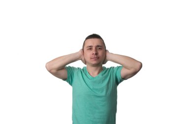 Beyaz arka plan üzerinde izole kulakları elinde