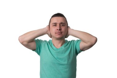 Beyaz arka plan üzerinde izole kulakları elinde