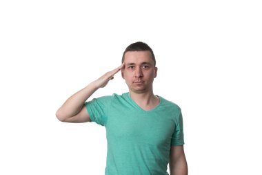 Genç adam izole üzerinde beyaz arka plan selamlayan