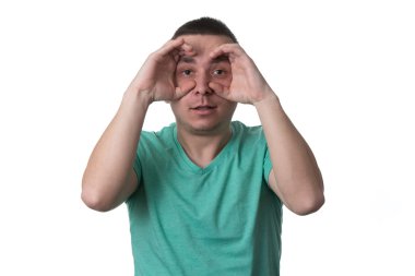 Elleri gözlük gibi kullanan adam.