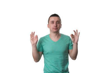 Ok işareti işaret tişörtlü neşeli genç adam