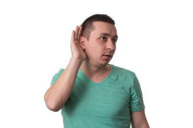 Konuşmalara kulak misafiri olan genç adam.