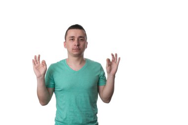 Ok işareti işaret tişörtlü neşeli genç adam