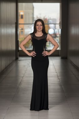 Güzel Model siyah bir elbise var