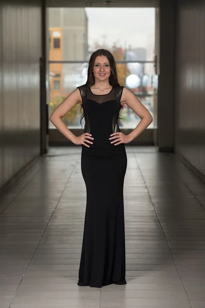 Hermosa modelo con un vestido negro — Foto de Stock