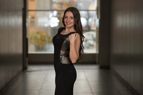 Schönes Model trägt ein schwarzes Kleid — Stockfoto