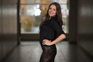 peplum en iyi ipek giyen bir modeldir