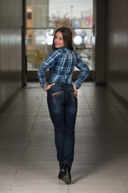 Glamour moda Model Mavi pantolon ve gömlek giymiş