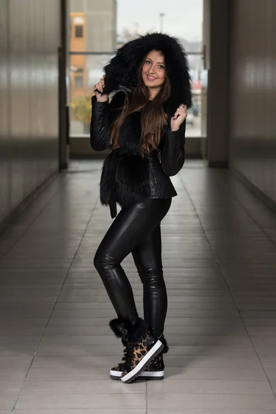 Chica de moda con chaqueta de nieve en el centro comercial — Foto de Stock