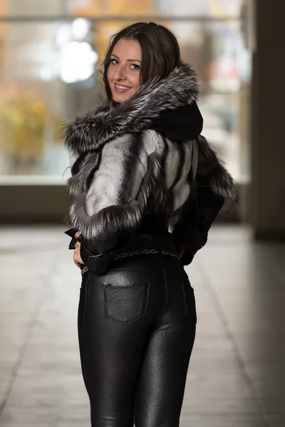 Chica de moda con chaqueta de nieve en el centro comercial — Foto de Stock