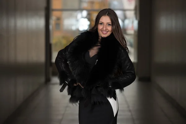Deri ceket giyen güzel genç kadın — Stok fotoğraf