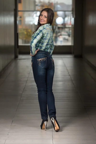 Glamour modelka na sobě modré kalhoty a tričko — Stock fotografie