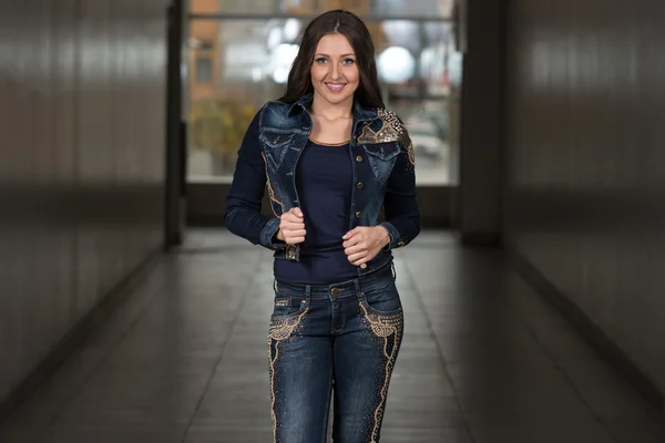 Retrato de moda de mujer hermosa joven — Foto de Stock