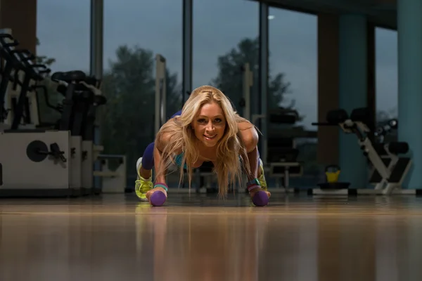 Mulher saudável de meia-idade fazendo exercício push-up — Fotografia de Stock