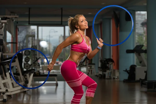 Atractiva mujer jugando con aros Hula Hoop Anillos — Foto de Stock