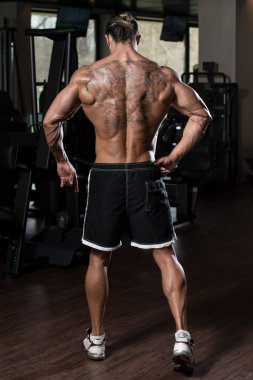 Fiziksel olarak geri onun de gösterilen adam eğitimli