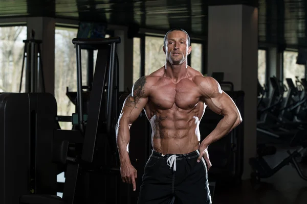 Ritratto di un uomo in palestra moderna — Foto Stock