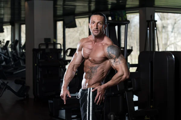 Reifer Mann in modernem Fitnessstudio überfallen — Stockfoto