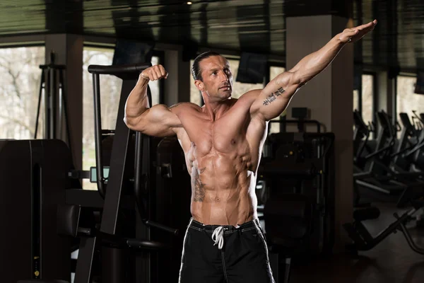 Ripped Mature Man In Modern Fitness Center — Stock Photo, Image