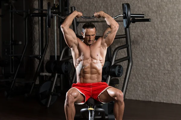 Dojrzały mężczyzna pracujący na Triceps — Zdjęcie stockowe