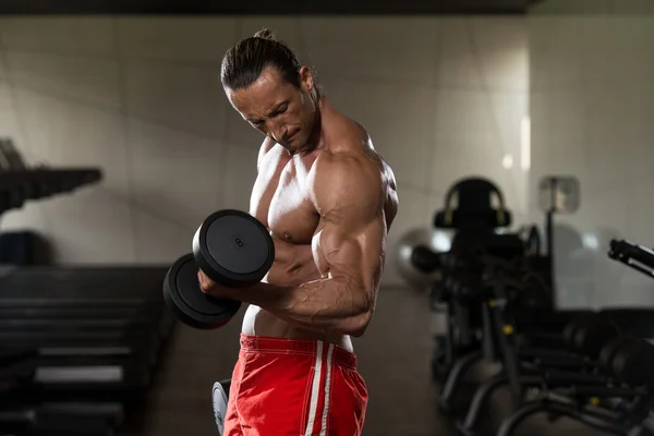 Bodybuilder exercice biceps avec haltères — Photo