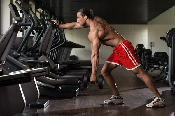 背中の運動をしている中年の男性 — ストック写真