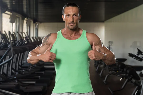 Muscular maduro hombre mostrando pulgares hacia arriba —  Fotos de Stock