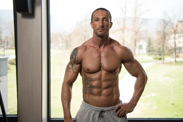 Retrato de un hombre en el gimnasio moderno — Foto de Stock