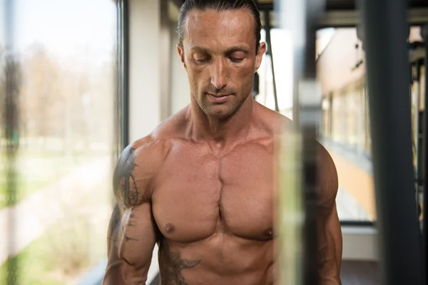 Bodybuilder macht Krafttraining für den Bizeps — Stockfoto