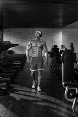 Spor salonunda müzik dinlemek bir adam portresi