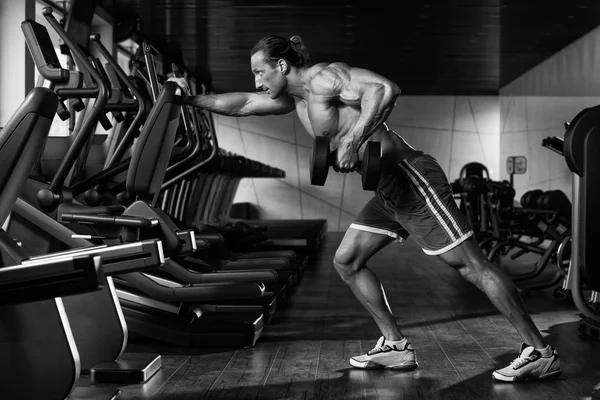 Culturista haciendo ejercicio de nuevo con Dumbbell —  Fotos de Stock