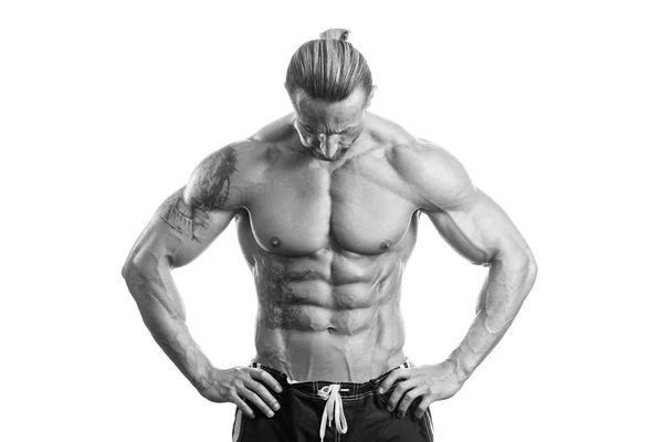 Beyaz arka plan üzerinde poz kaslı vücut geliştirmeci adam — Stok fotoğraf