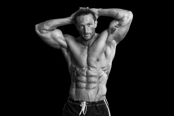 Musclé Bodybuilder Guy posant sur fond noir — Photo