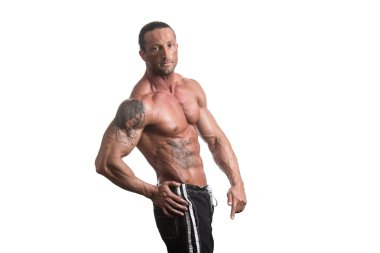 Beyaz arka plan üzerinde poz kaslı vücut geliştirmeci adam