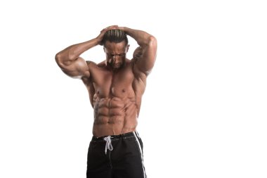 Beyaz arka plan üzerinde poz kaslı vücut geliştirmeci adam