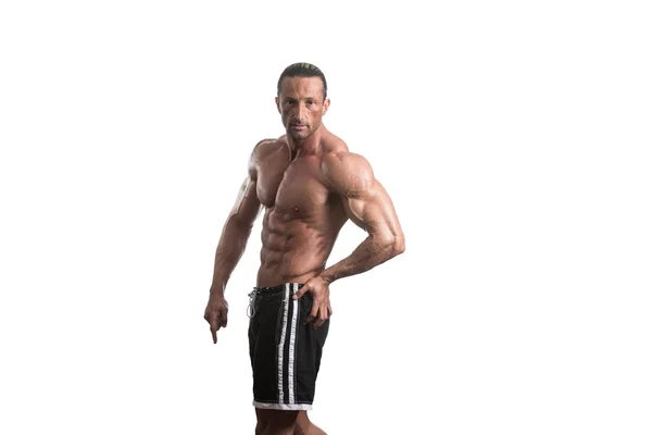 Gespierde Bodybuilder Guy poseren op witte achtergrond — Stockfoto