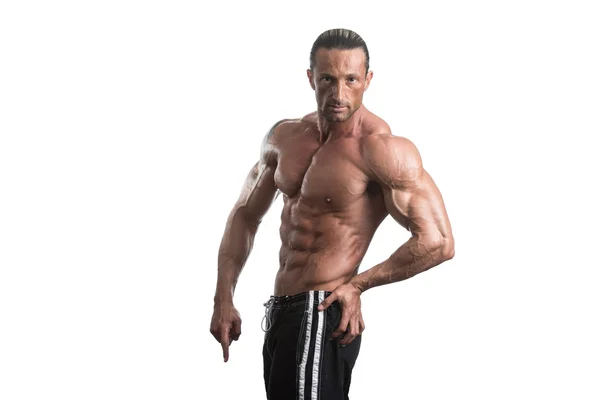 근육 질 보디 남자 흰색 배경 위에 포즈 — 스톡 사진