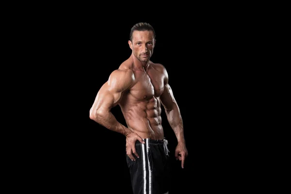Muscular halterofilista cara posando sobre fundo preto — Fotografia de Stock