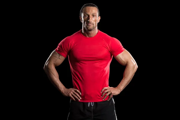 Musclé Bodybuilder Guy posant sur fond noir — Photo