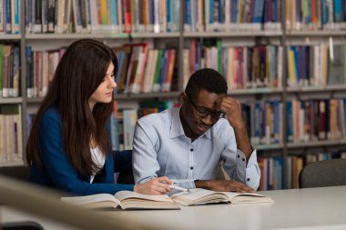 Erkek öğrenci Kitaplığı'nda uyku